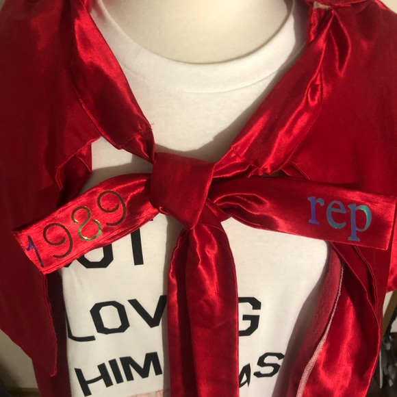 Red cape with detachable hood (Taylor’s Version) - Picture 5 of 5